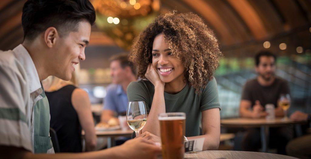 Unas personas tomando bebidas en Eleven
