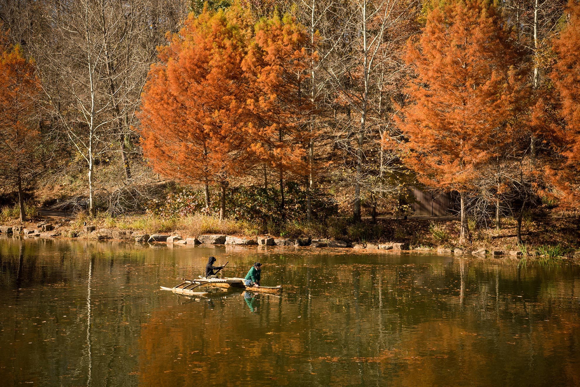 Una canoa marshalés en un estanque pilotada por dos hombres