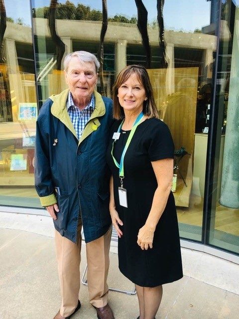 Staff member poses with a journalist visitor